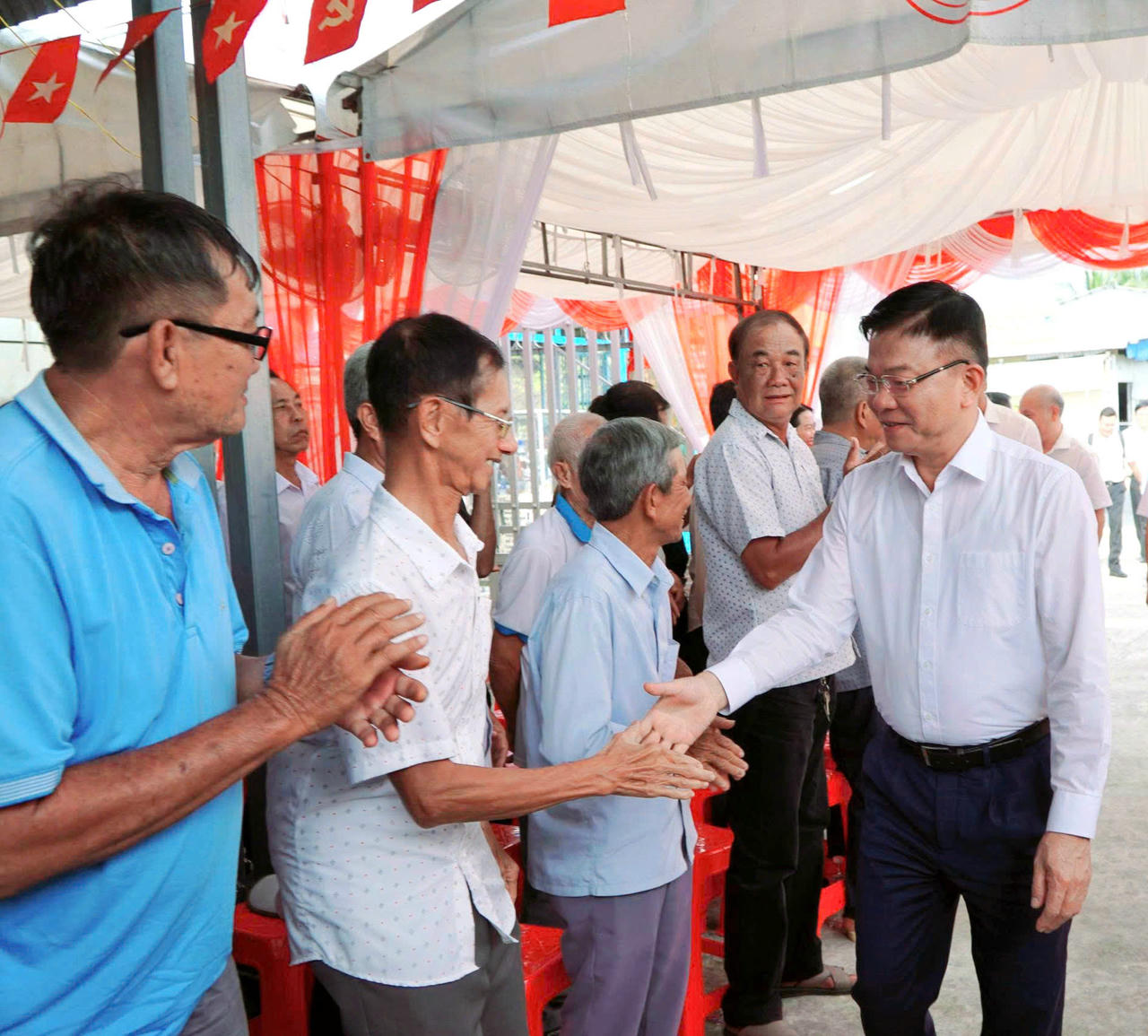 Ph&oacute; Thủ tướng L&ecirc; Th&agrave;nh Long dự Ng&agrave;y hội Đại đo&agrave;n kết to&agrave;n d&acirc;n tộc tại khu phố Minh Long, x&atilde; Ch&acirc;u Th&agrave;nh, tỉnh An Giang..