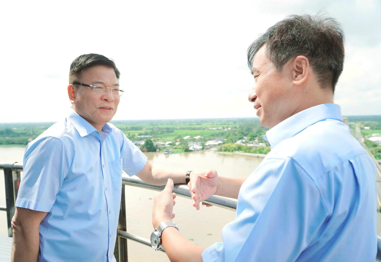 Ph&oacute; Thủ tướng L&ecirc; Th&agrave;nh Long v&agrave; đo&agrave;n c&ocirc;ng t&aacute;c thị s&aacute;t c&ocirc;ng tr&igrave;nh thủy lợi C&aacute;i Lớn-C&aacute;i B&eacute;.