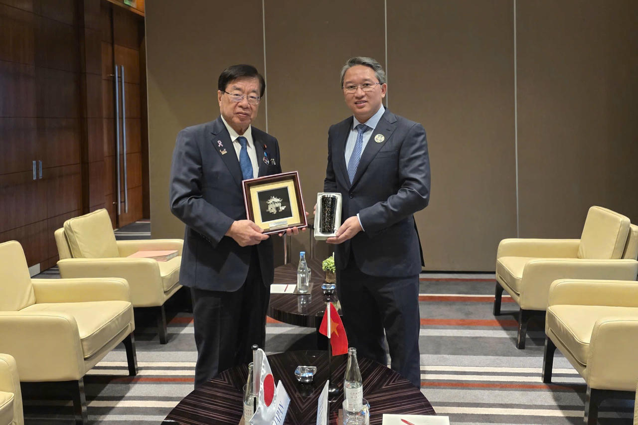 Bộ trưởng Nguyễn Hải Ninh gặp Bộ trưởng Tư ph&aacute;p Nhật Bản.