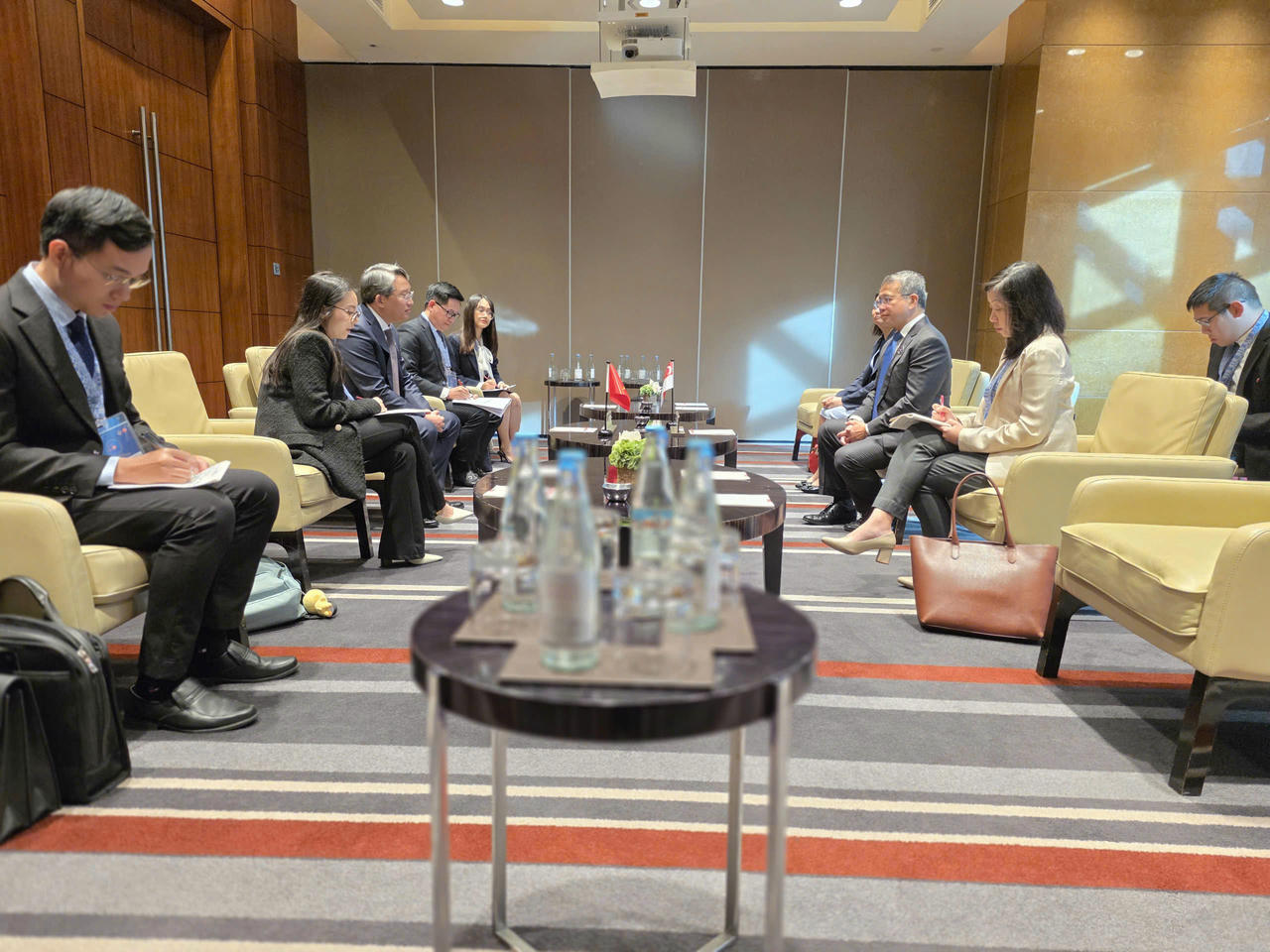 Bộ trưởng Bộ Tư ph&aacute;p Nguyễn Hải Ninh gặp Bộ trưởng&amp;amp;nbsp;Bộ Ph&aacute;p luật Singapore.