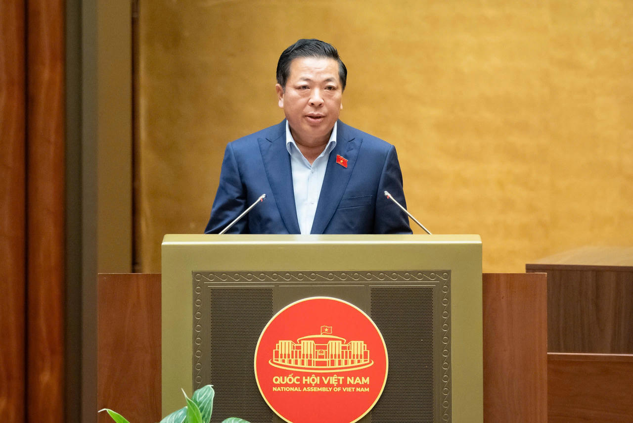 Bộ trưởng Bộ X&acirc;y dựng Trần Hồng Minh giải tr&igrave;nh.