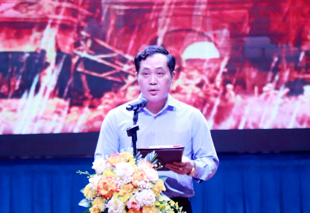 Ph&oacute; Gi&aacute;m đốc Sở Văn h&oacute;a, Thể thao v&agrave; Du lịch Trịnh Hữu H&ugrave;ng ph&aacute;t biểu tại lễ khai mạc