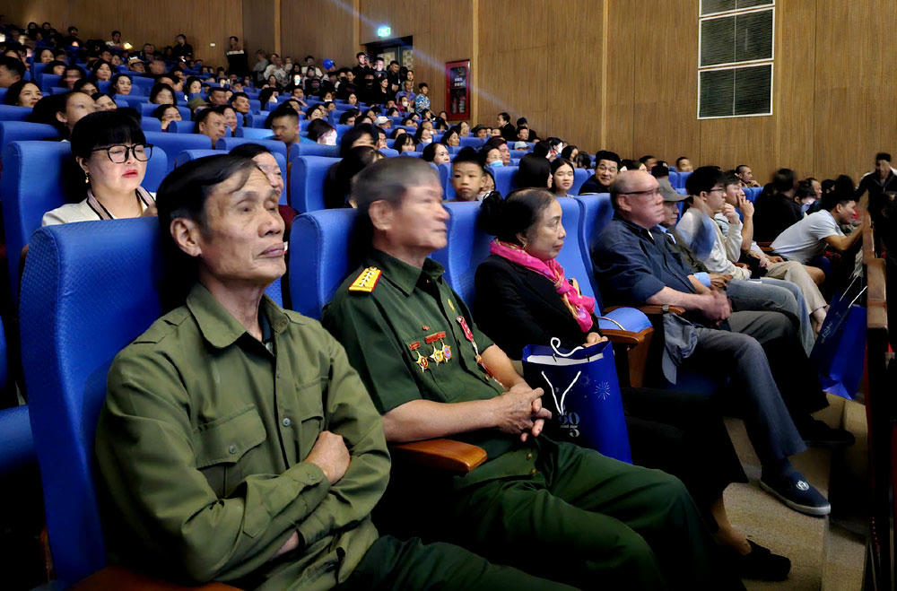 Kh&aacute;n giả thưởng thức bộ phim 'Mưa đỏ' tại lễ khai mạc Tuần phim.