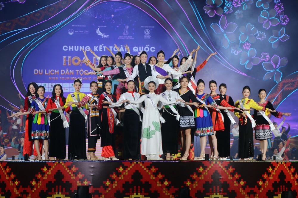 C&aacute;c th&iacute; sinh ra s&acirc;n khấu với trong phục d&acirc;n tộc.