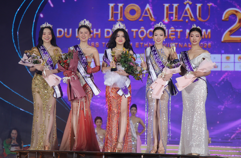 C&aacute;c th&iacute; sinh xuất sắc trong phần trao giải.