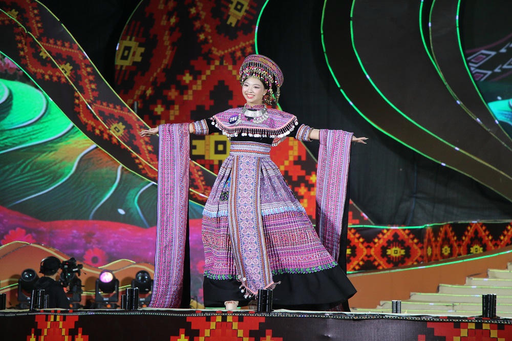 C&aacute;c th&iacute; sinh tự tin với trang phục d&acirc;n tộc.