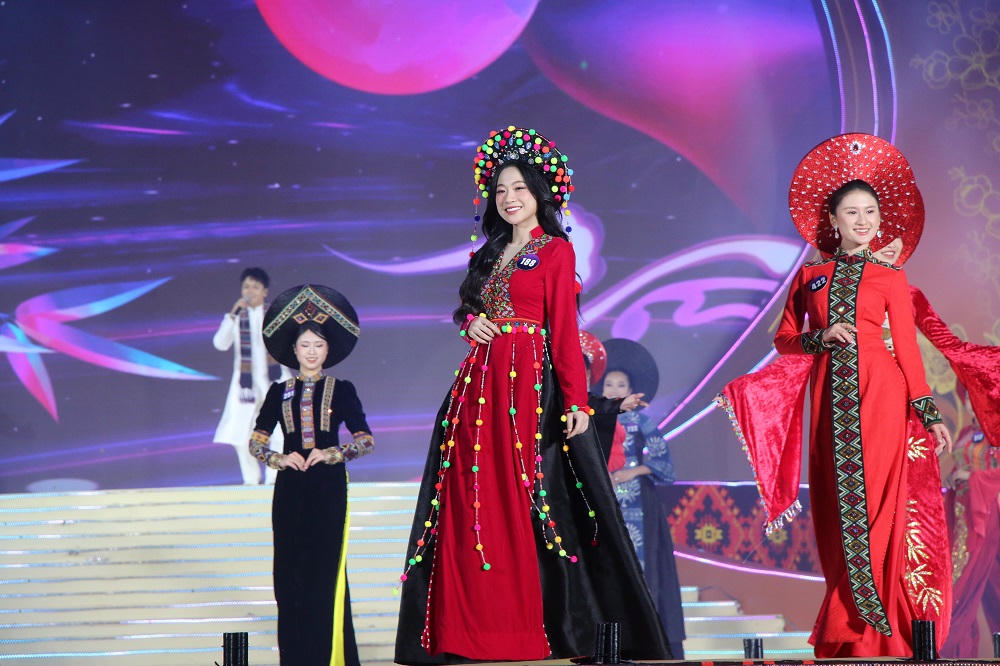 C&aacute;c th&iacute; sinh trong phần thi tr&igrave;nh diễn &aacute;o d&agrave;i.