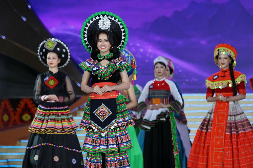 Phần thi tr&igrave;nh diễn trang phục dạ hội sắc m&agrave;u d&acirc;n tộc.