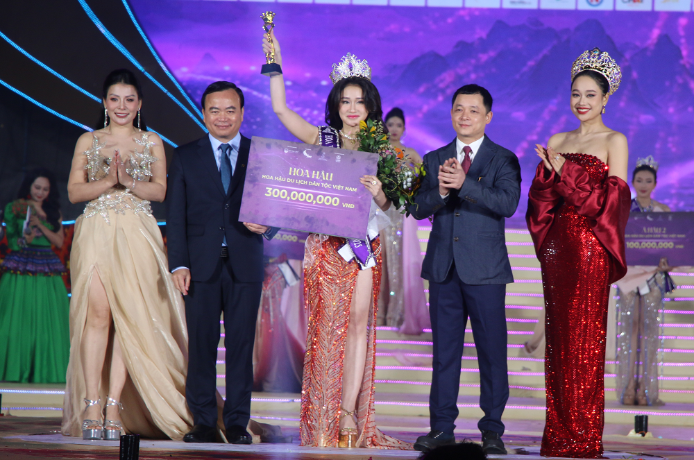 T&acirc;n Hoa hậu Trần Minh Phương trong gi&acirc;y ph&uacute;t đăng quang.