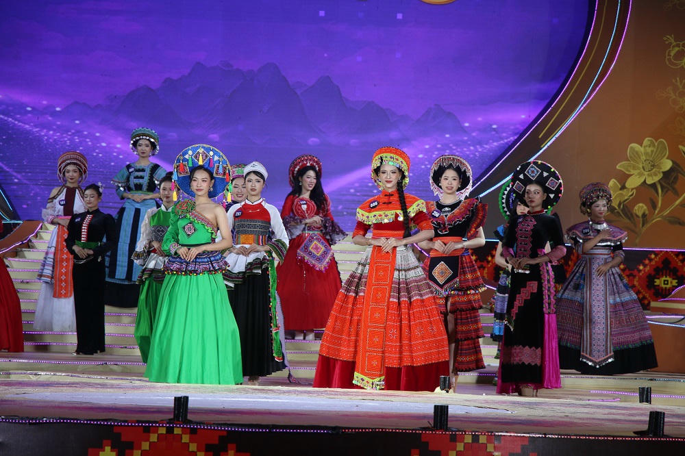 C&aacute;c th&iacute; sinh ấn tượng phần thi tr&igrave;nh diễn trang phục dạ hội sắc m&agrave;u d&acirc;n tộc.