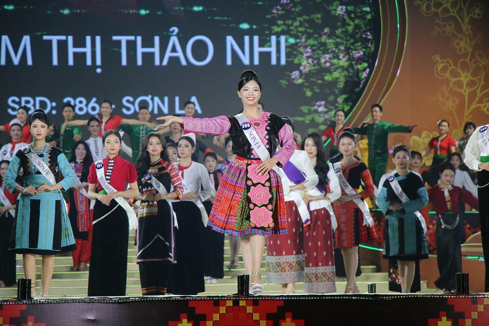 C&aacute;c th&iacute; sinh xinh đẹp trong bộ trang phục d&acirc;n tộc.