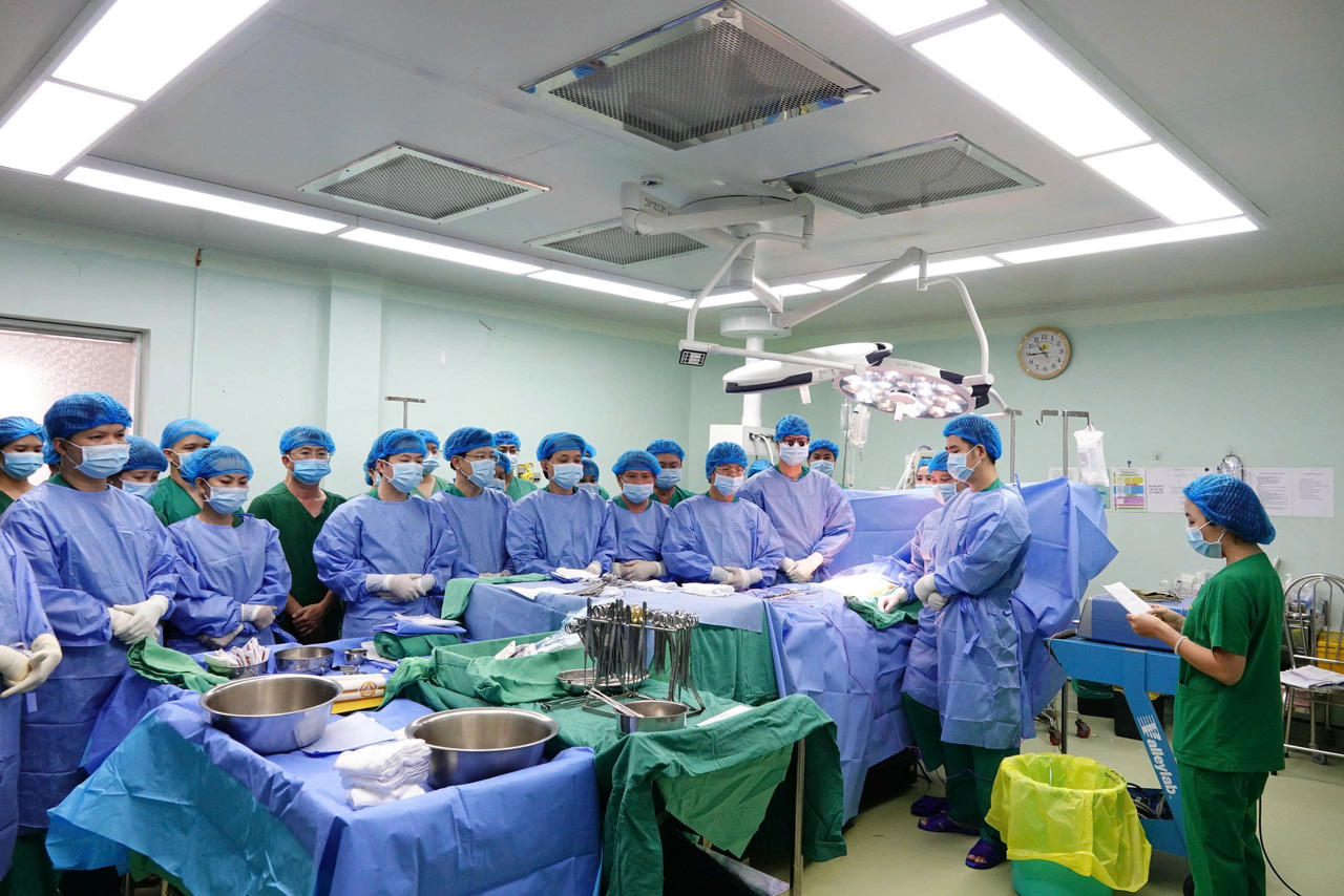 Tập thể nh&acirc;n vi&ecirc;n y tế tri &acirc;n người hiến tạng trước khi thực hiện phẫu thuật lấy tạng