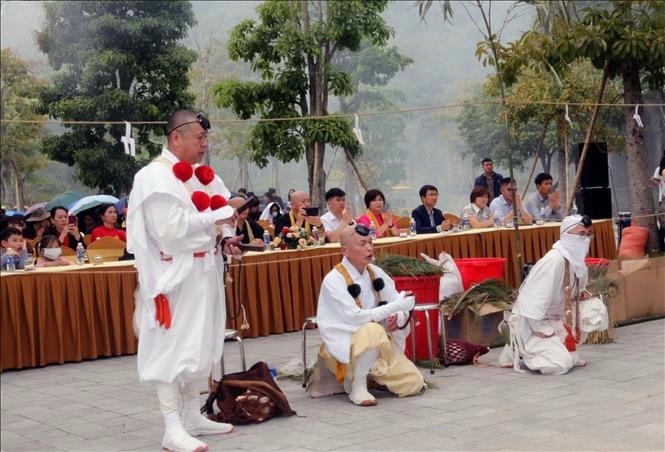 Chư tăng ph&aacute;i đo&agrave;n Phật gi&aacute;o Nhật Bản thực hiện lễ hỏa tịnh.