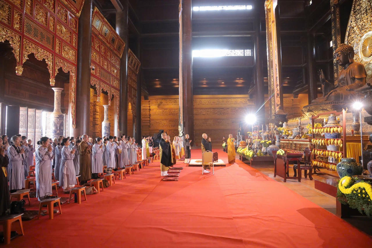 Nghi lễ tụng kinh tại điện Tam Thế (ch&ugrave;a Tam Ch&uacute;c)&amp;amp;nbsp;được cử h&agrave;nh trong bầu kh&ocirc;ng kh&iacute; trang nghi&ecirc;m v&agrave; tĩnh lặng.