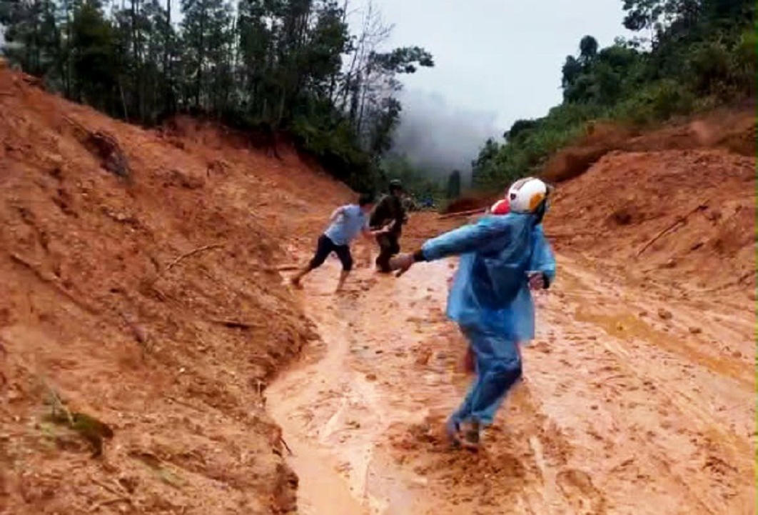 Vụ sạt lở nghi&ecirc;m trọng khiến người d&acirc;n hoảng loạn bỏ chạy.