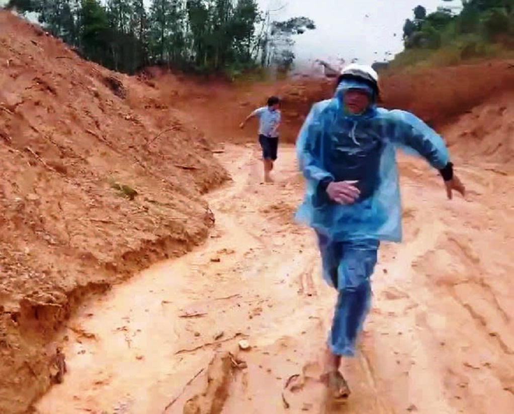 Nhiều người hoảng loạn th&aacute;o chạy.