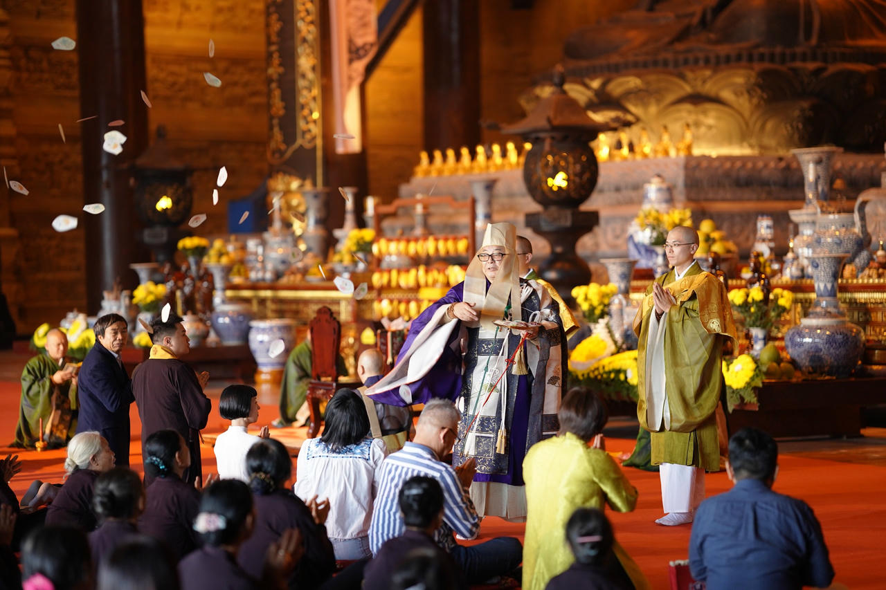 Nghi thức t&aacute;n hoa niệm Phật của Tịnh độ t&ocirc;ng.