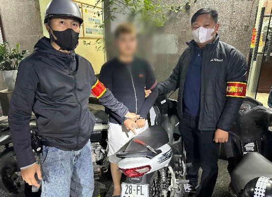 Đối tượng mang theo hung kh&iacute; nguy hiểm. Ảnh: C&ocirc;ng an TP H&agrave; Nội