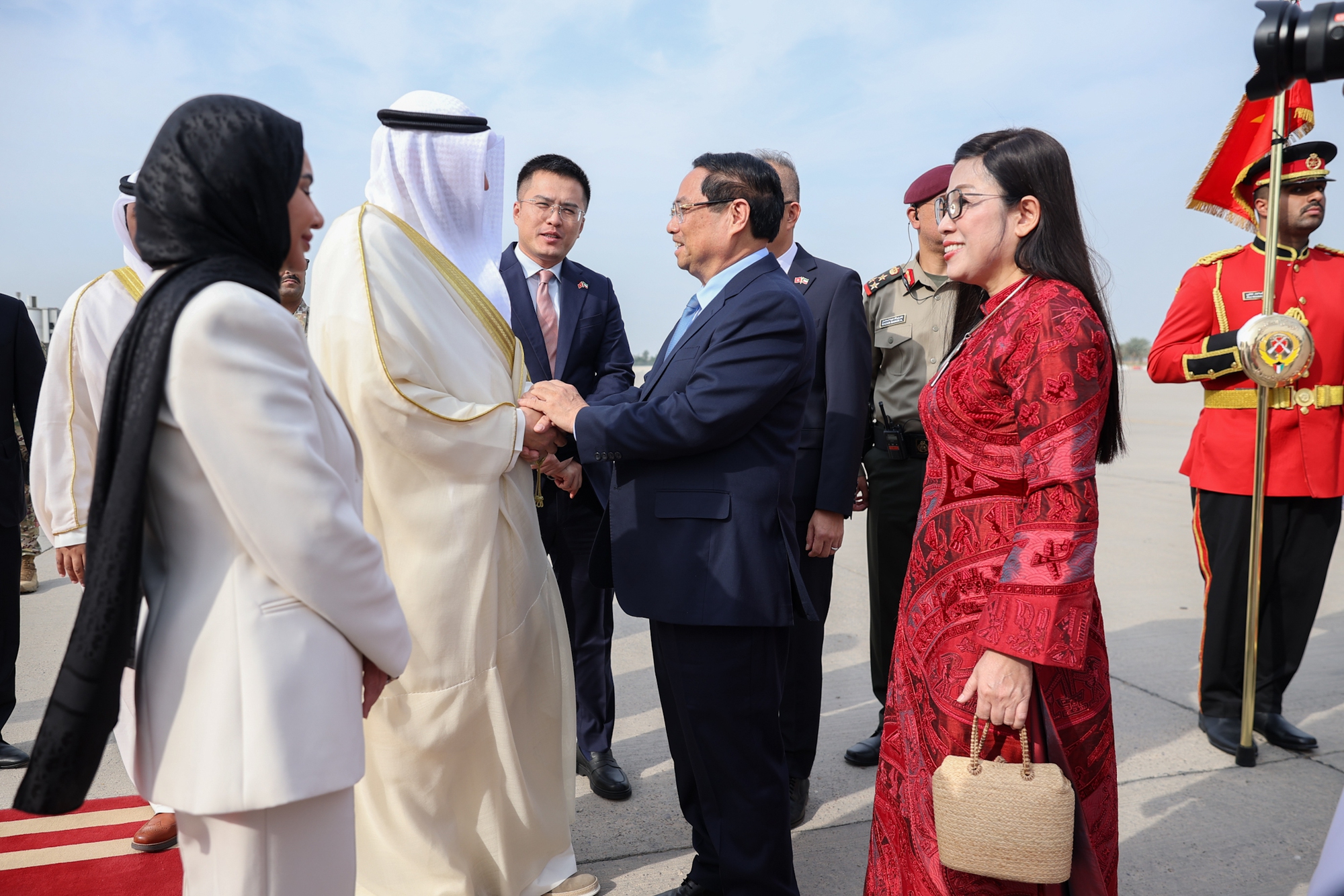 Ho&agrave;ng th&acirc;n, Cố vấn cao cấp của Thủ tướng Kuwait Basel Humood AL Sabah đ&oacute;n Thủ tướng Ch&iacute;nh phủ Phạm Minh Ch&iacute;nh c&ugrave;ng Phu nh&acirc;n v&agrave; Đo&agrave;n đại biểu cấp cao Việt Nam tại s&acirc;n bay - Ảnh: VGP/Nhật Bắc