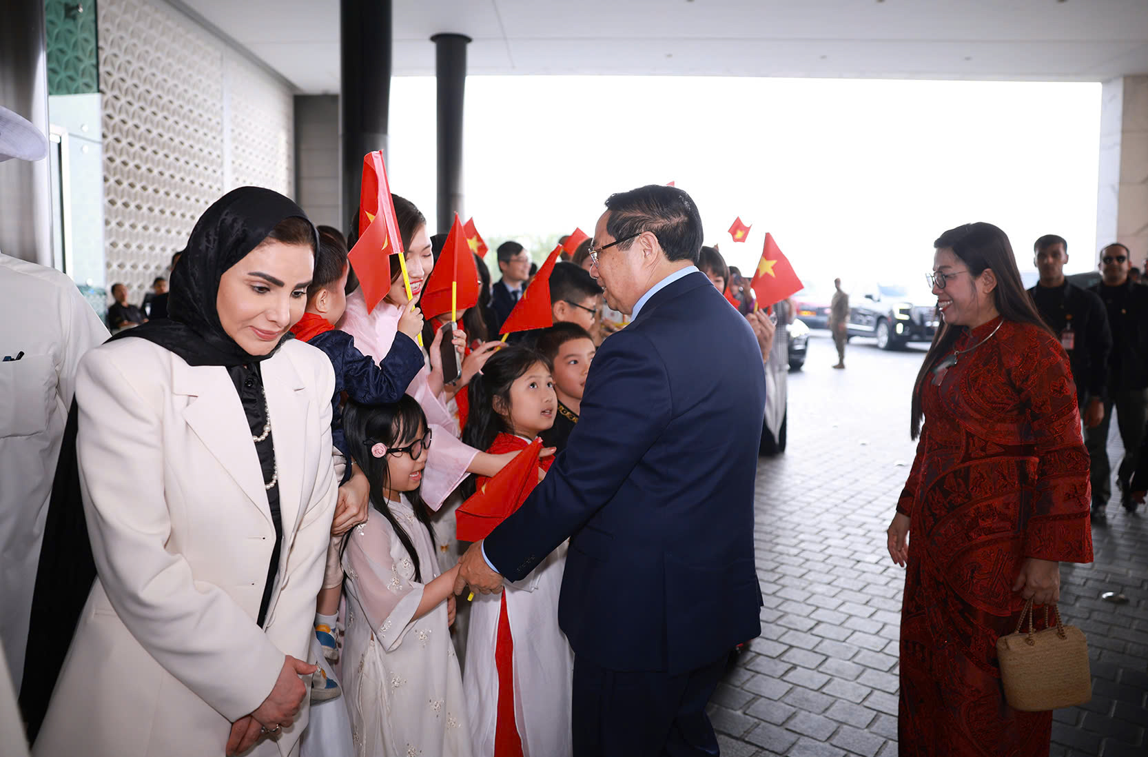 B&agrave; con kiều b&agrave;o ch&agrave;o đ&oacute;n Thủ tướng Ch&iacute;nh phủ Phạm Minh Ch&iacute;nh c&ugrave;ng Phu nh&acirc;n - Ảnh: VGP/Nhật Bắc