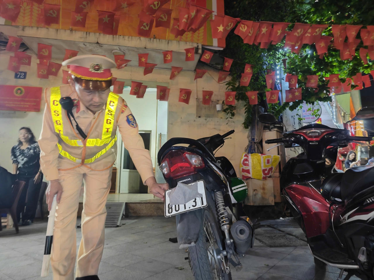 D&ugrave;ng khẩu trang che biển số, bị xử phạt 5 triệu v&agrave; trừ 6 điểm GPLX.