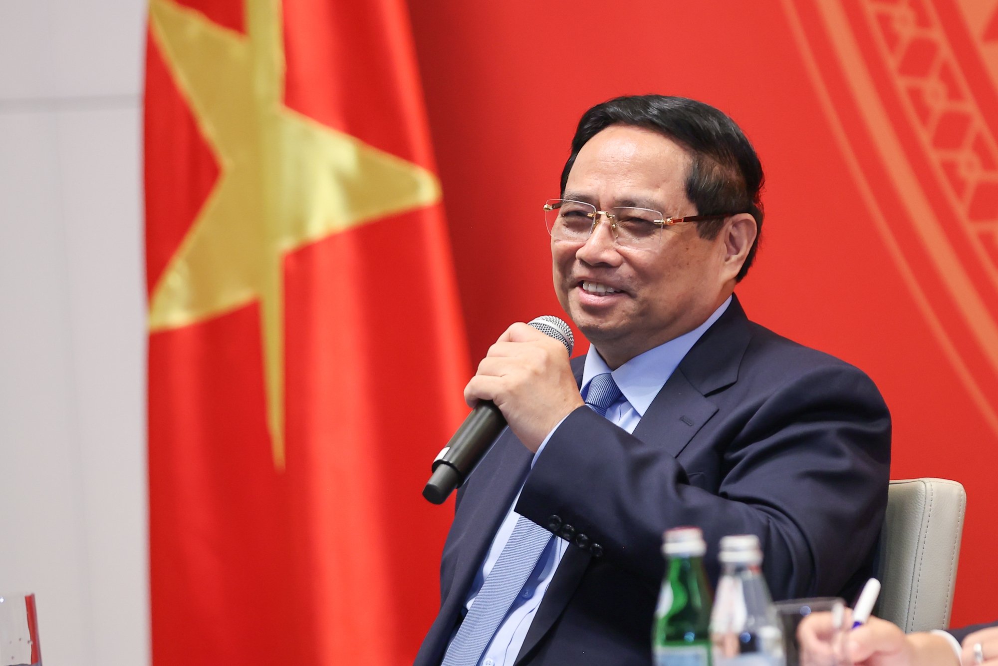 Thủ tướng Phạm Minh Ch&iacute;nh thay mặt Tổng B&iacute; thư T&ocirc; L&acirc;m v&agrave; l&atilde;nh đạo Đảng, Nh&agrave; nước chuyển tới cộng đồng lời ch&agrave;o th&acirc;n thiết, lời hỏi thăm &acirc;n t&igrave;nh v&agrave; t&igrave;nh cảm ch&acirc;n th&agrave;nh từ qu&ecirc; nh&agrave; - Ảnh: VGP/Nhật Bắc