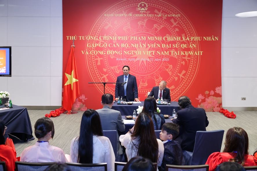 Thủ tướng Ch&iacute;nh phủ Phạm Minh Ch&iacute;nh, Phu nh&acirc;n L&ecirc; Thị B&iacute;ch Tr&acirc;n v&agrave; Đo&agrave;n đại biểu cấp cao Việt Nam gặp gỡ c&aacute;n bộ, nh&acirc;n vi&ecirc;n cơ quan đại diện Việt Nam v&agrave; cộng đồng người Việt Nam tại Kuwait - Ảnh: VGP/Nhật Bắc