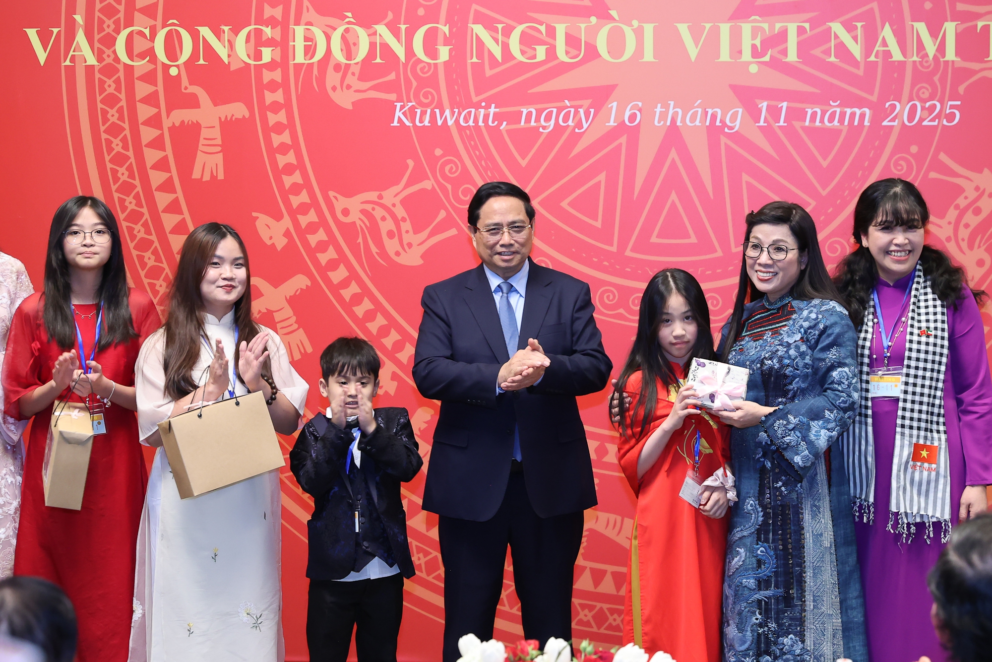 Thủ tướng v&agrave; phu nh&acirc;n tặng qu&agrave; cho cộng đồng người Việt Nam tại Kuwait - Ảnh: VGP/Nhật Bắc