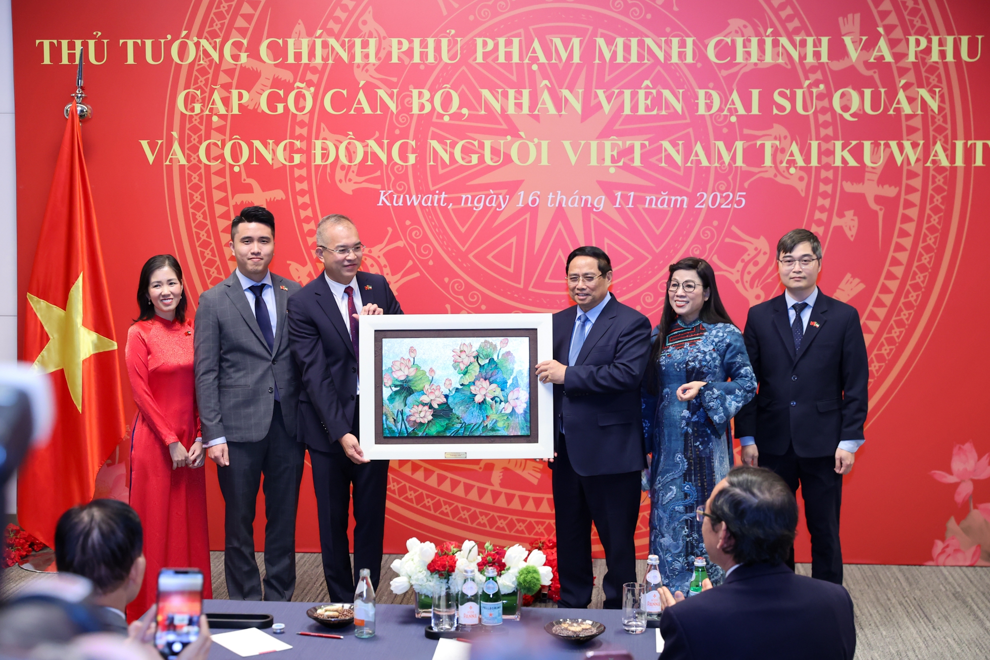 Thủ tướng v&agrave; phu nh&acirc;n tặng qu&agrave; cho đại sứ qu&aacute;n Việt Nam tại Kuwait - Ảnh: VGP/Nhật Bắc