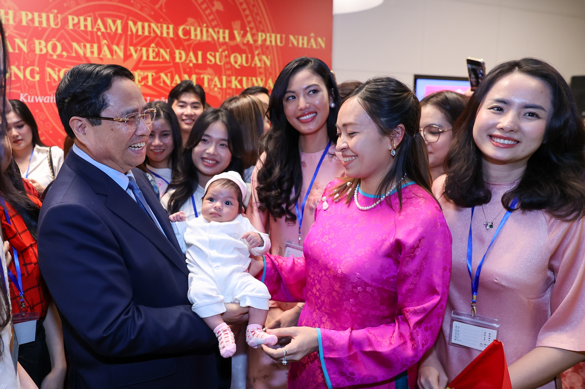 Thủ tướng v&agrave; b&agrave; con kiều b&agrave;o - Ảnh: VGP/Nhật Bắc