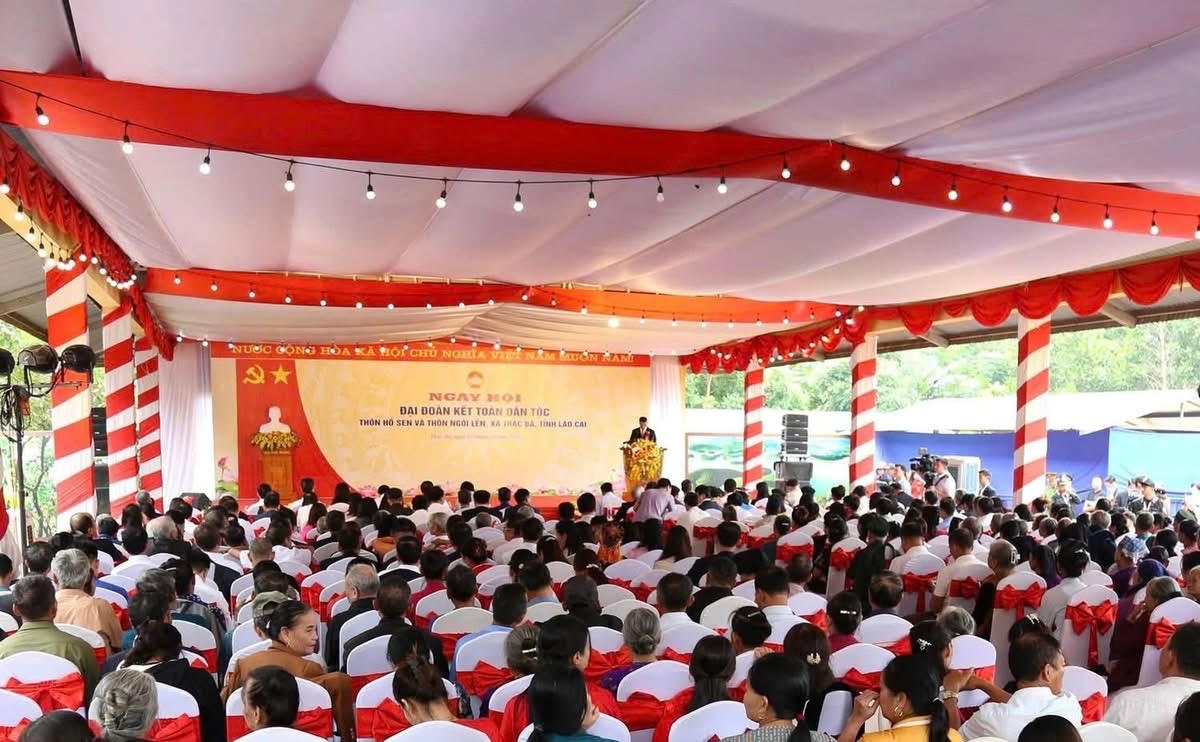 Hai th&ocirc;n Hồ Sen, Ng&ograve;i Lẻn hiện c&oacute; 239 hộ, tr&ecirc;n 1.000 nh&acirc;n khẩu, 4 d&acirc;n tộc anh em c&ugrave;ng chung sống h&ograve;a thuận, đo&agrave;n kết.