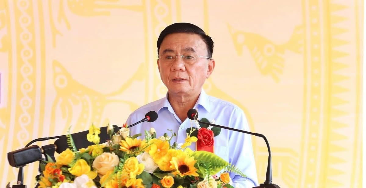 Thường trực Ban B&iacute; thư Trần Cẩm T&uacute; ph&aacute;t biểu tại ng&agrave;y hội.