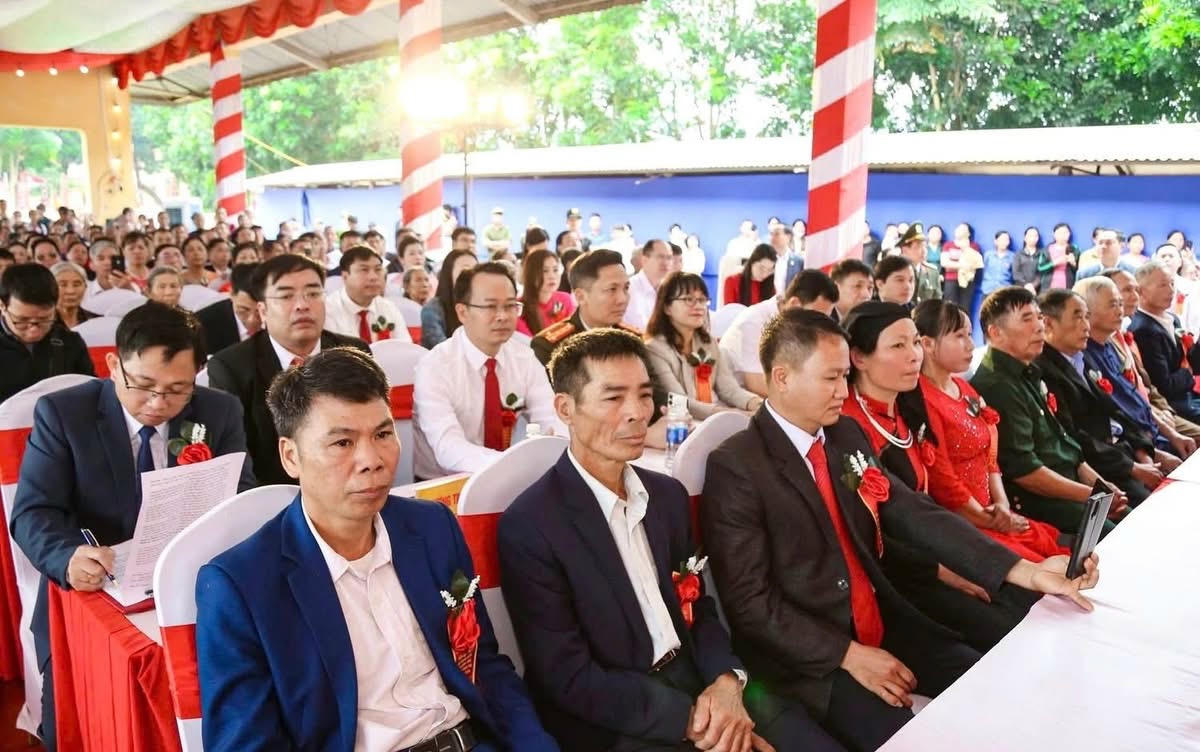 Thường trực Ban B&iacute; thư Trần Cẩm T&uacute;&amp;amp;nbsp;đ&aacute;nh gi&aacute; cao v&agrave; ch&uacute;c mừng những kết quả, th&agrave;nh t&iacute;ch đ&atilde; đạt được của&amp;amp;nbsp;th&ocirc;n Hồ Sen &ndash; Ng&ograve;i Lẻn trong thời gian vừa qua.