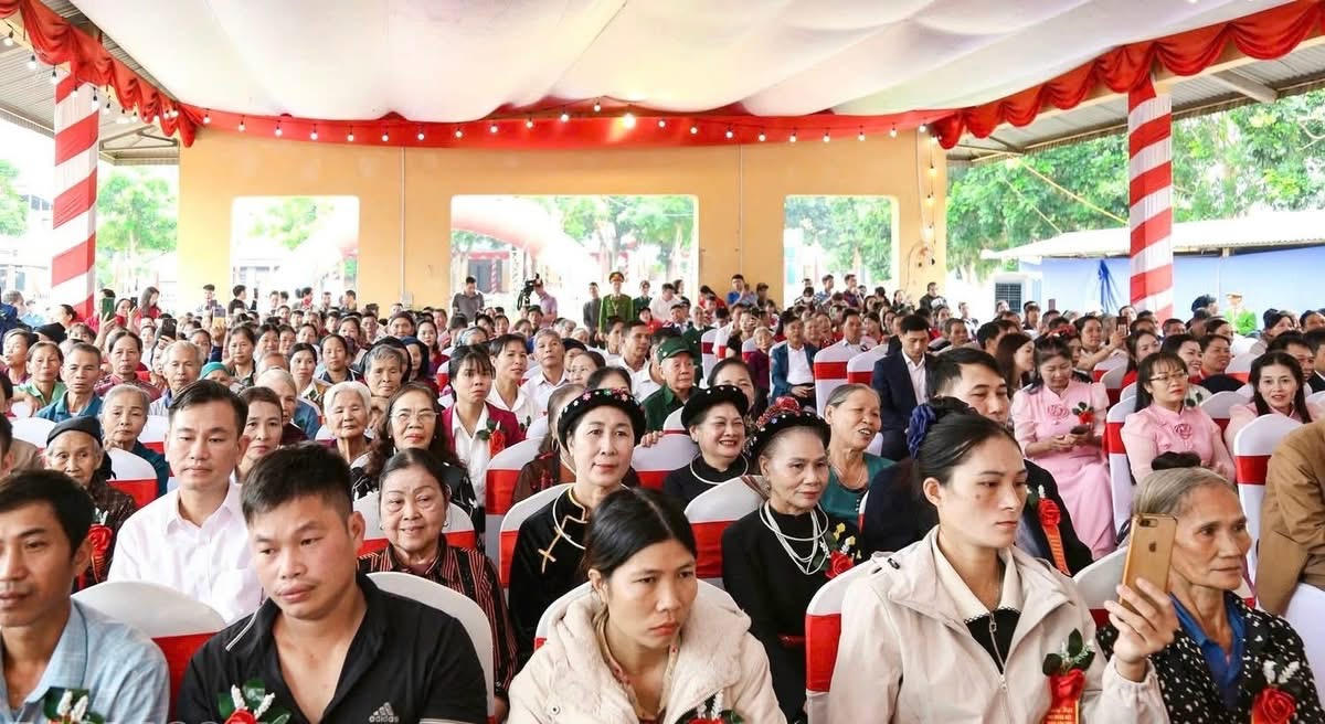 Đến nay 2 th&ocirc;n Hồ Sen, Ng&ograve;i Lẻn chỉ c&ograve;n 8 hộ ngh&egrave;o, cận ngh&egrave;o, chiếm 3,3%; đời sống vật chất v&agrave; tinh thần của b&agrave; con ng&agrave;y c&agrave;ng được n&acirc;ng l&ecirc;n.