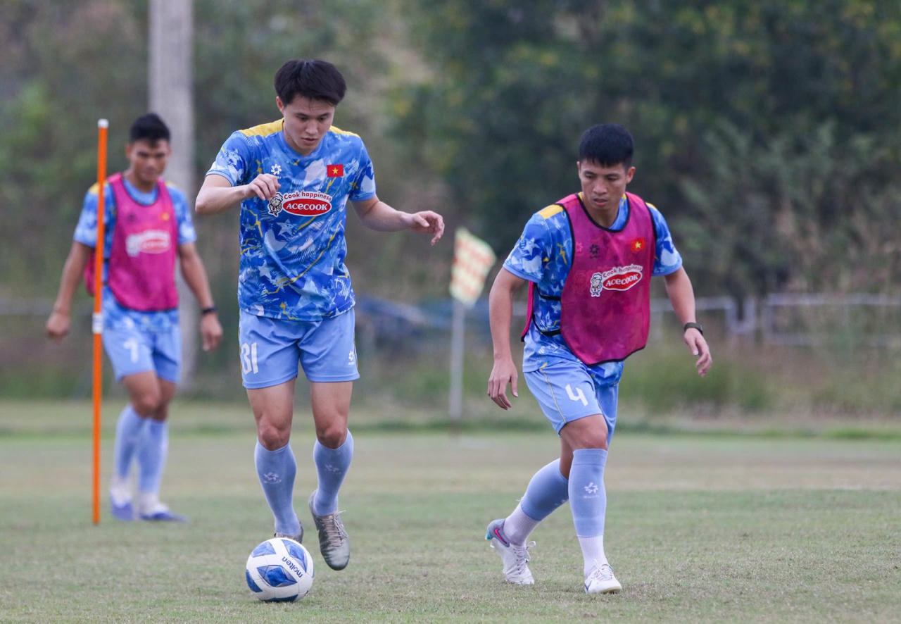 Gia Bảo (tr&aacute;i) lần đầu được gọi l&ecirc;n đội tuyển quốc gia