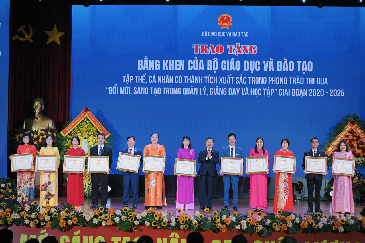 Bộ GD&amp;amp;amp;ĐT tặng bằng khen cho c&aacute;c c&aacute; nh&acirc;n xuất sắc