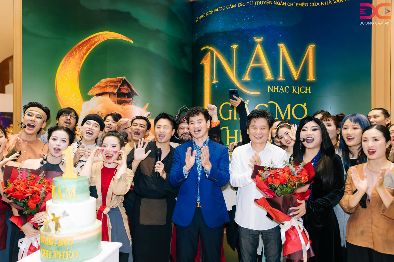 Cục trưởng Cục Nghệ thuật biểu diễn Xu&acirc;n Bắc v&agrave; c&aacute;c nghệ sĩ tham gia 'Giấc mơ Ch&iacute; Ph&egrave;o'. Ảnh PV