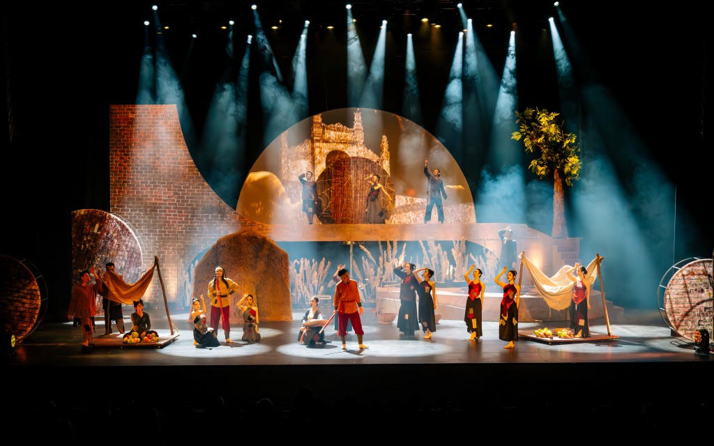 Vở nhạc kịch hướng tới yếu tố l&atilde;ng mạn trong c&acirc;u chuyện lứa đ&ocirc;i của Ch&iacute; Ph&egrave;o v&agrave; Thị Nở. (ảnh PV)