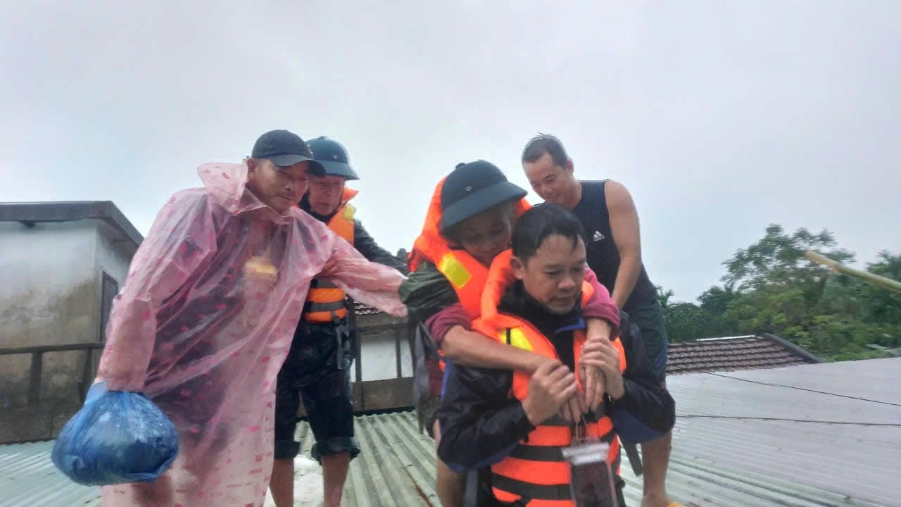 Lực lượng chức năng hỗ trợ di dời người d&acirc;n.&amp;amp;nbsp;