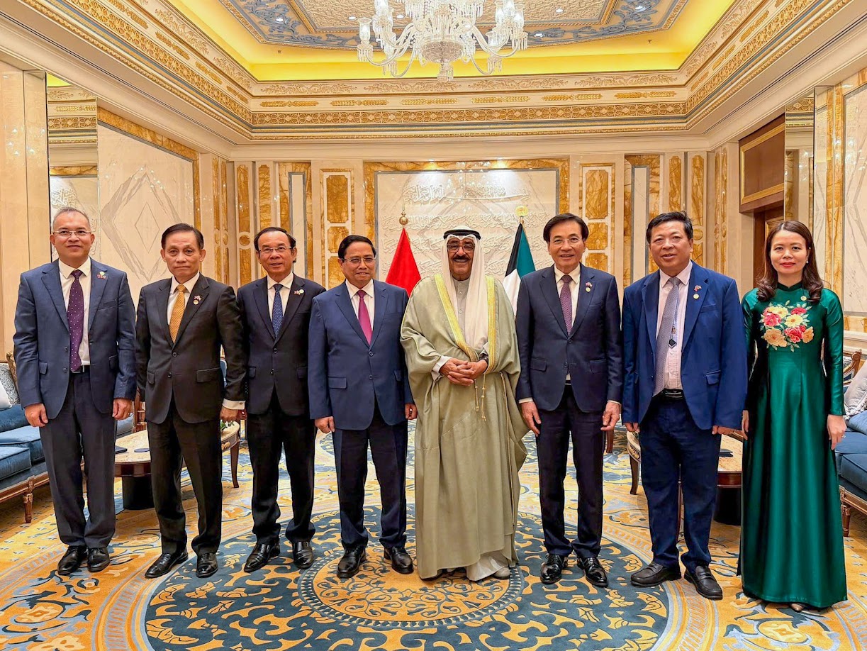 Thủ tướng Phạm Minh Ch&iacute;nh, đo&agrave;n đại biểu Việt Nam chụp ảnh với Quốc vương Kuwait - Ảnh/VGP/Nhật Bắc