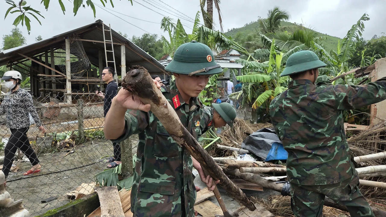 Lực lượng qu&acirc;n đội hỗ trợ người d&acirc;n khắc phục hậu quả trận lốc xo&aacute;y.&amp;amp;nbsp;
