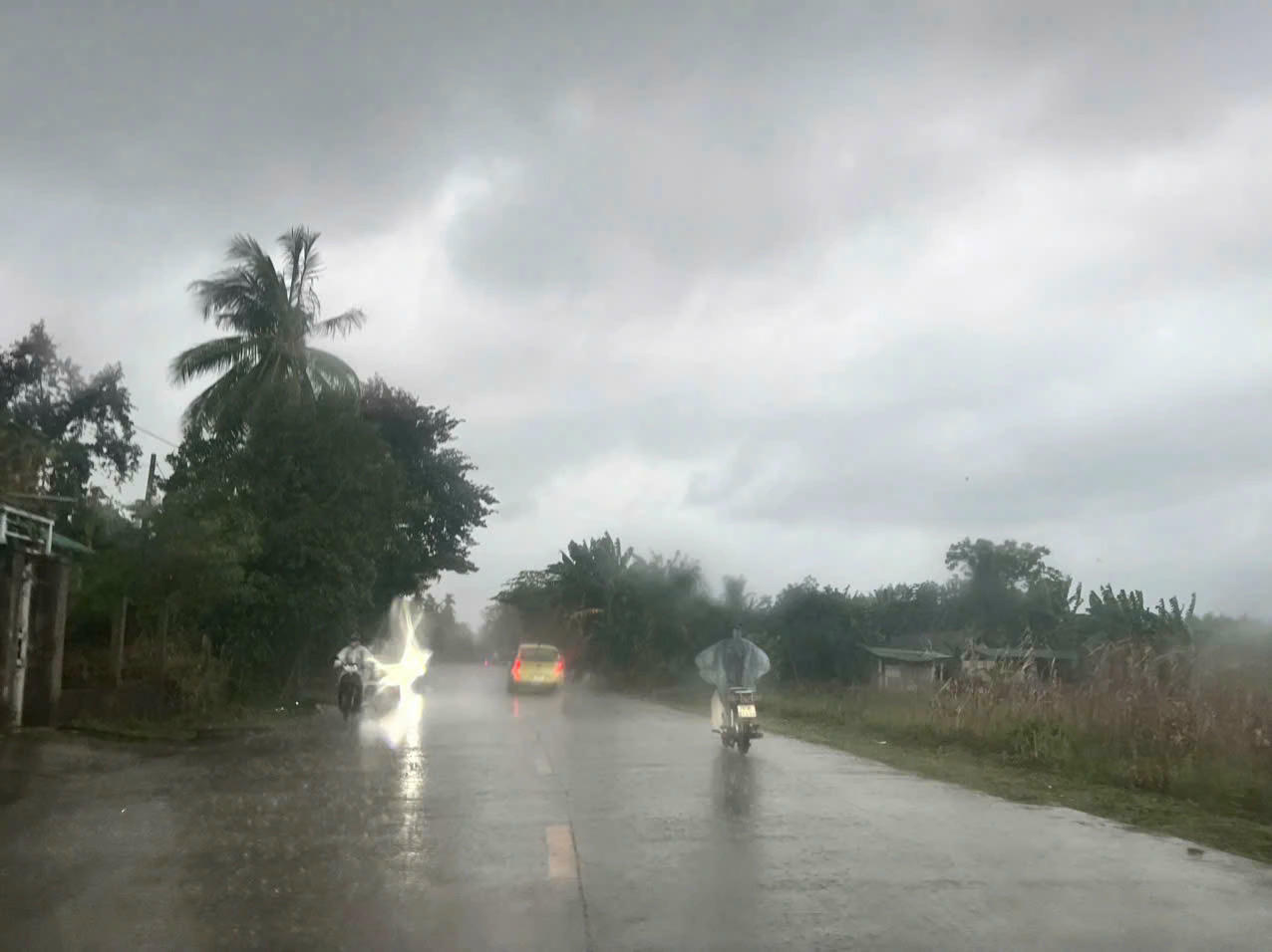 Quảng Ng&atilde;i đang c&oacute; mưa to đến rất to từ miền n&uacute;i đến đồng bằng.