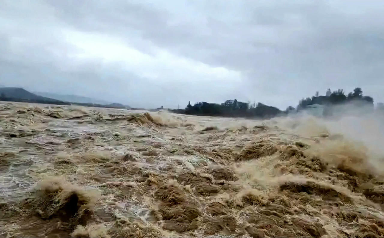 Mực nước c&aacute;c s&ocirc;ng trong tỉnh đang l&ecirc;n nhanh.