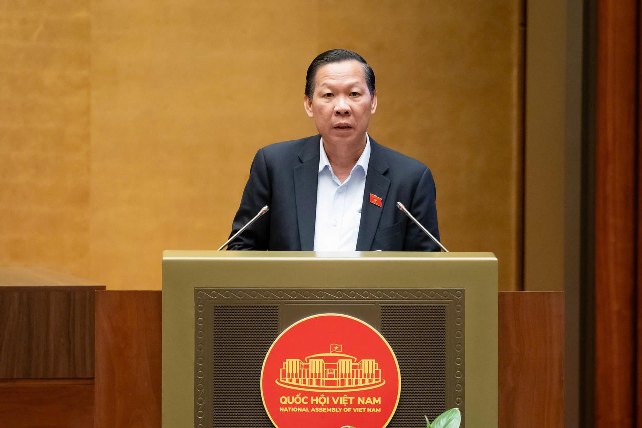 Chủ nhiệm Ủy ban Kinh tế v&agrave; T&agrave;i ch&iacute;nh Phan Văn M&atilde;i tr&igrave;nh b&agrave;y B&aacute;o c&aacute;o thẩm tra.