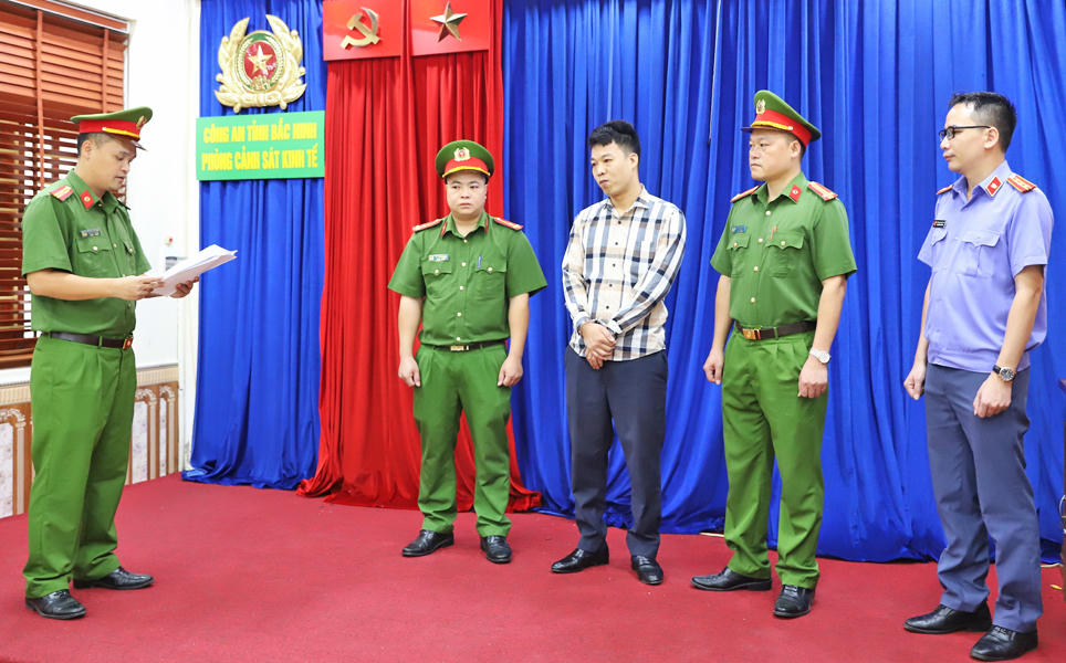 Lực lượng c&ocirc;ng an c&ocirc;ng bố c&aacute;c quyết định khởi tố vụ &aacute;n, khởi tố bị can v&agrave; thi h&agrave;nh lệnh bắt tạm giam đối với Phan Văn Khiến v&agrave; Nguyễn Thị Phương.