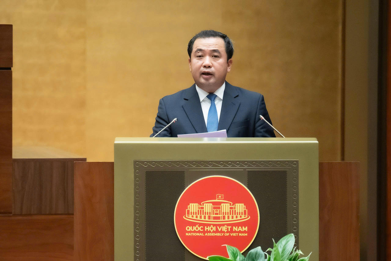 Bộ trưởng Bộ N&ocirc;ng nghiệp v&agrave; M&ocirc;i trường Trần Đức Thắng&amp;amp;nbsp;tr&igrave;nh b&agrave;y Tờ tr&igrave;nh. (Ảnh trong b&agrave;i: quochoi.vn)