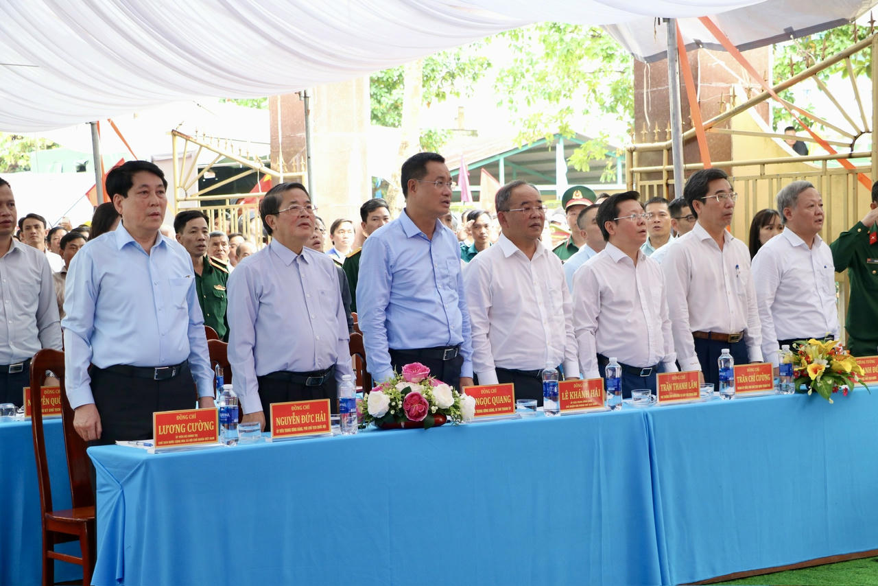 Chủ tịch nước Lương Cường (b&ecirc;n tr&aacute;i) c&ugrave;ng c&aacute;c đại biểu dự Ng&agrave;y hội Đại đo&agrave;n kết to&agrave;n d&acirc;n tộc tại x&atilde; G&ograve; Nổi.