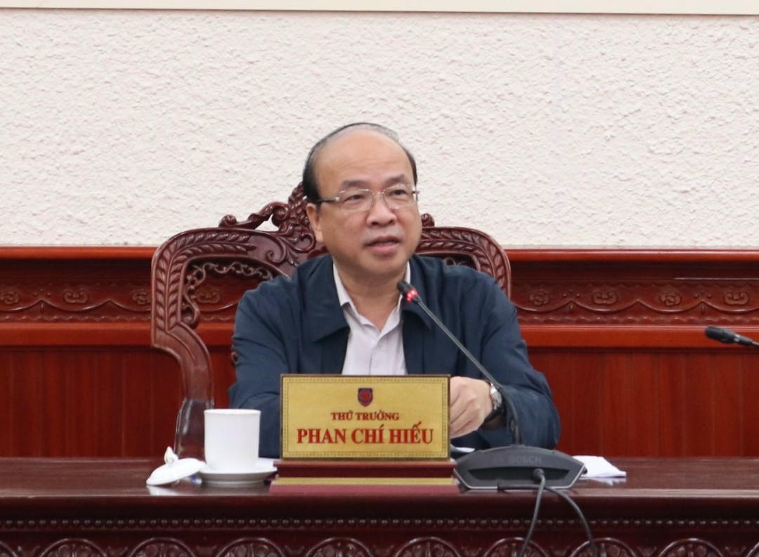 Thứ trưởng Bộ Tư ph&aacute;p Phan Ch&iacute; Hiếu chủ tr&igrave; buổi l&agrave;m việc.