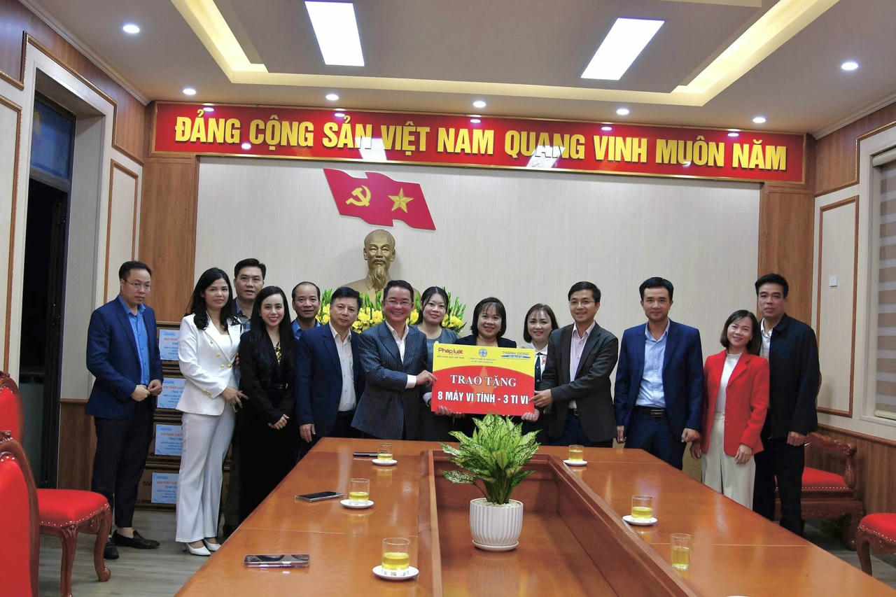 Tiến sĩ&amp;amp;nbsp; Vũ Ho&agrave;i Nam, Tổng bi&ecirc;n tập b&aacute;o Ph&aacute;p luật Việt Nam trao 08 m&aacute;y t&iacute;nh v&agrave; 03 tivi cho UBND x&atilde; Quảng Y&ecirc;n, tỉnh Ph&uacute; Thọ. Ảnh: Ngọc Ph&uacute;c