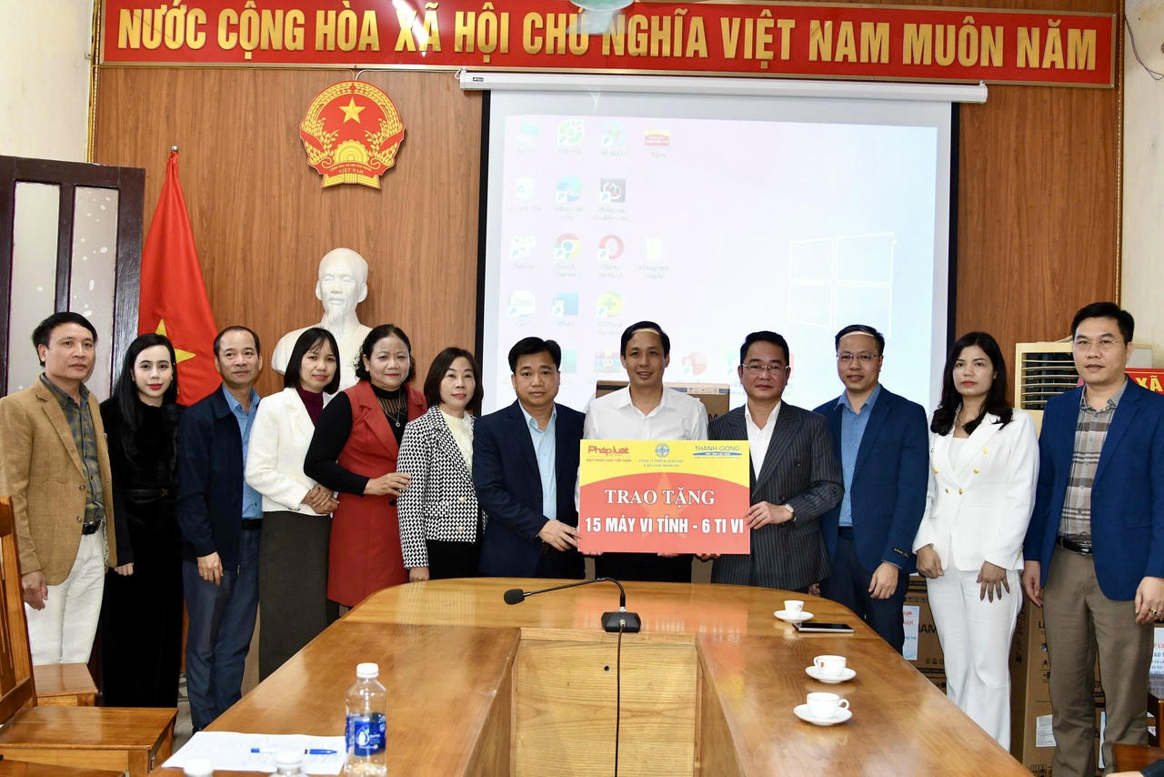 Tiến sĩ  Vũ Ho&agrave;i Nam, Tổng bi&ecirc;n tập b&aacute;o Ph&aacute;p luật Việt Nam trao 15 m&aacute;y t&iacute;nh v&agrave; 06 tivi cho UBND x&atilde; Li&ecirc;n Minh, tỉnh Ph&uacute; Thọ. Ảnh: Ngọc Ph&uacute;c